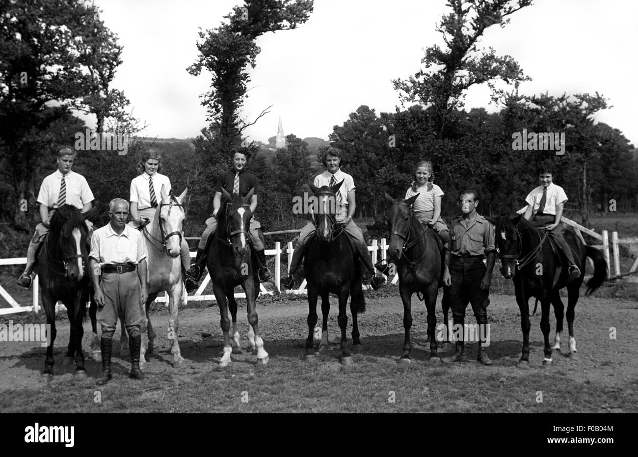 Un groupe de personnes à cheval Banque D'Images