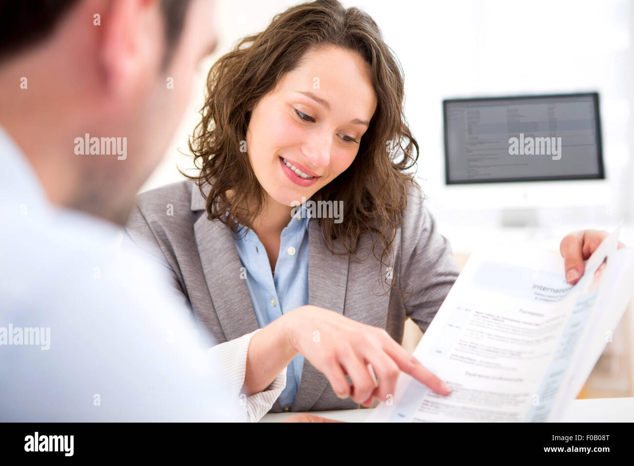 Vue d'une jeune femme séduisante au cours de l'entrevue d'emploi Banque D'Images