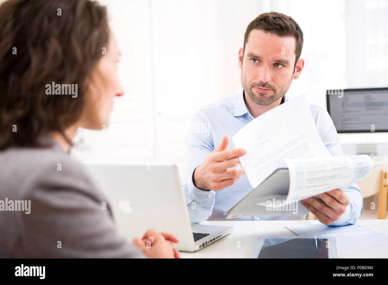 Vue d'un employeur attrayant jeune femme de reprendre l'analyse Banque D'Images