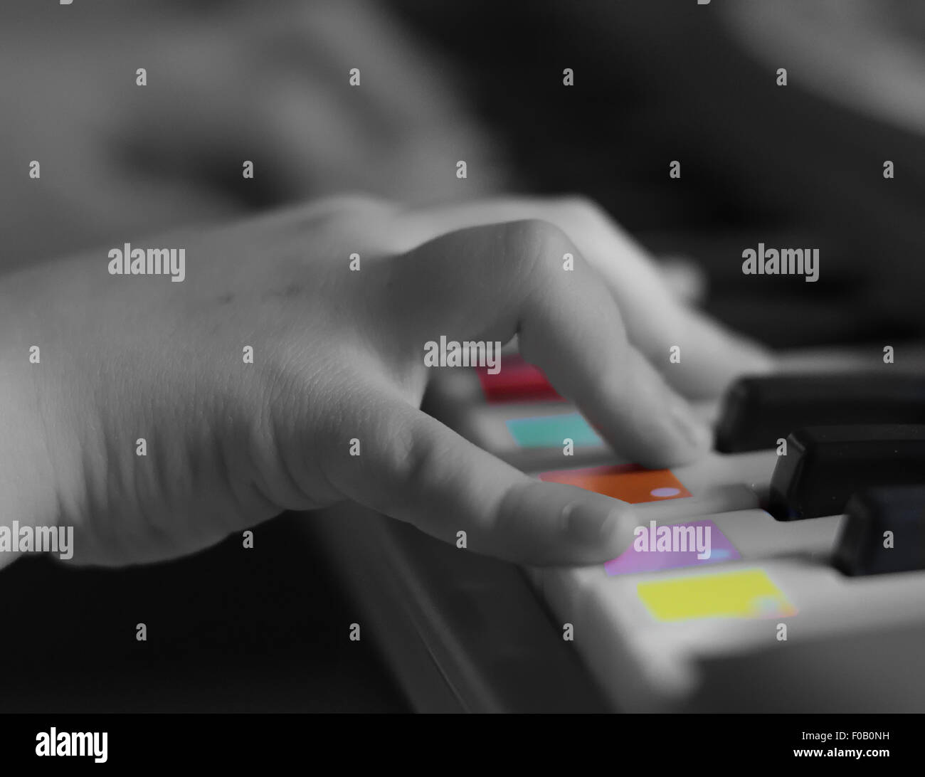 Lorsque la main de bébé joue un piano Banque D'Images