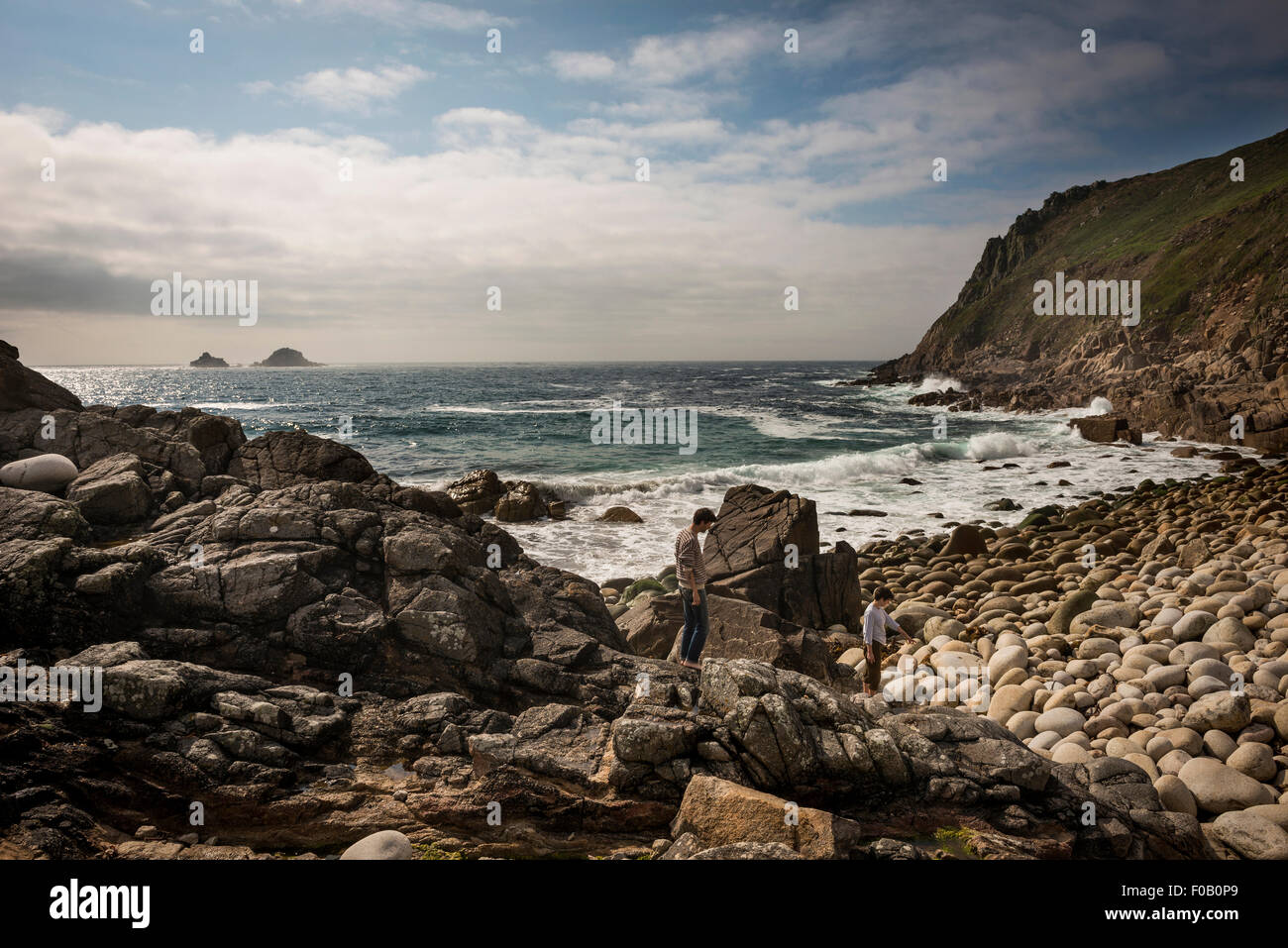 Rochers arrondis massive sur la plage de Porth Nanven, Penwith, Cornwall, UK Banque D'Images
