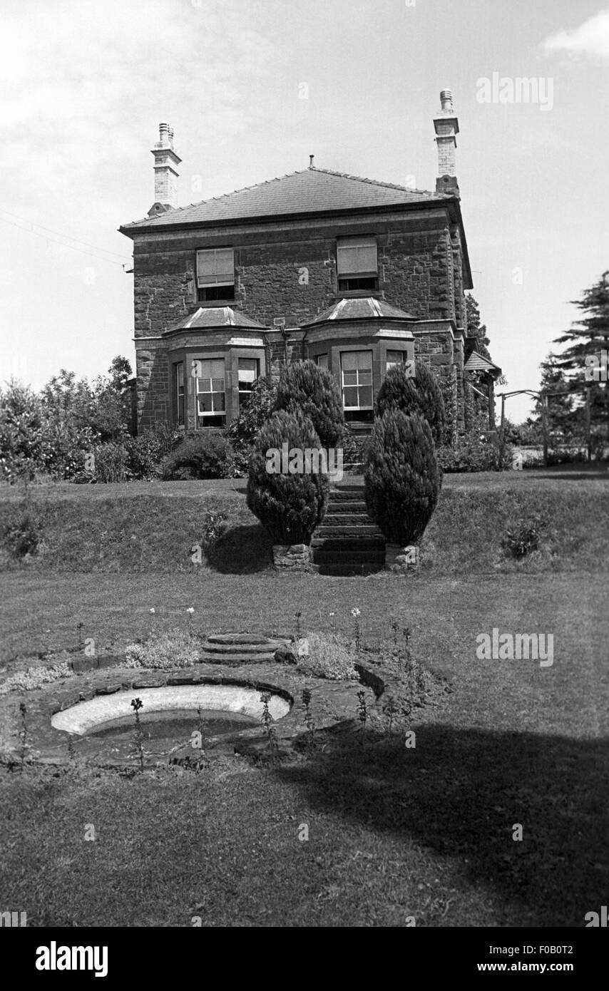 Anglais maison de campagne avec jardin et la fontaine Banque D'Images