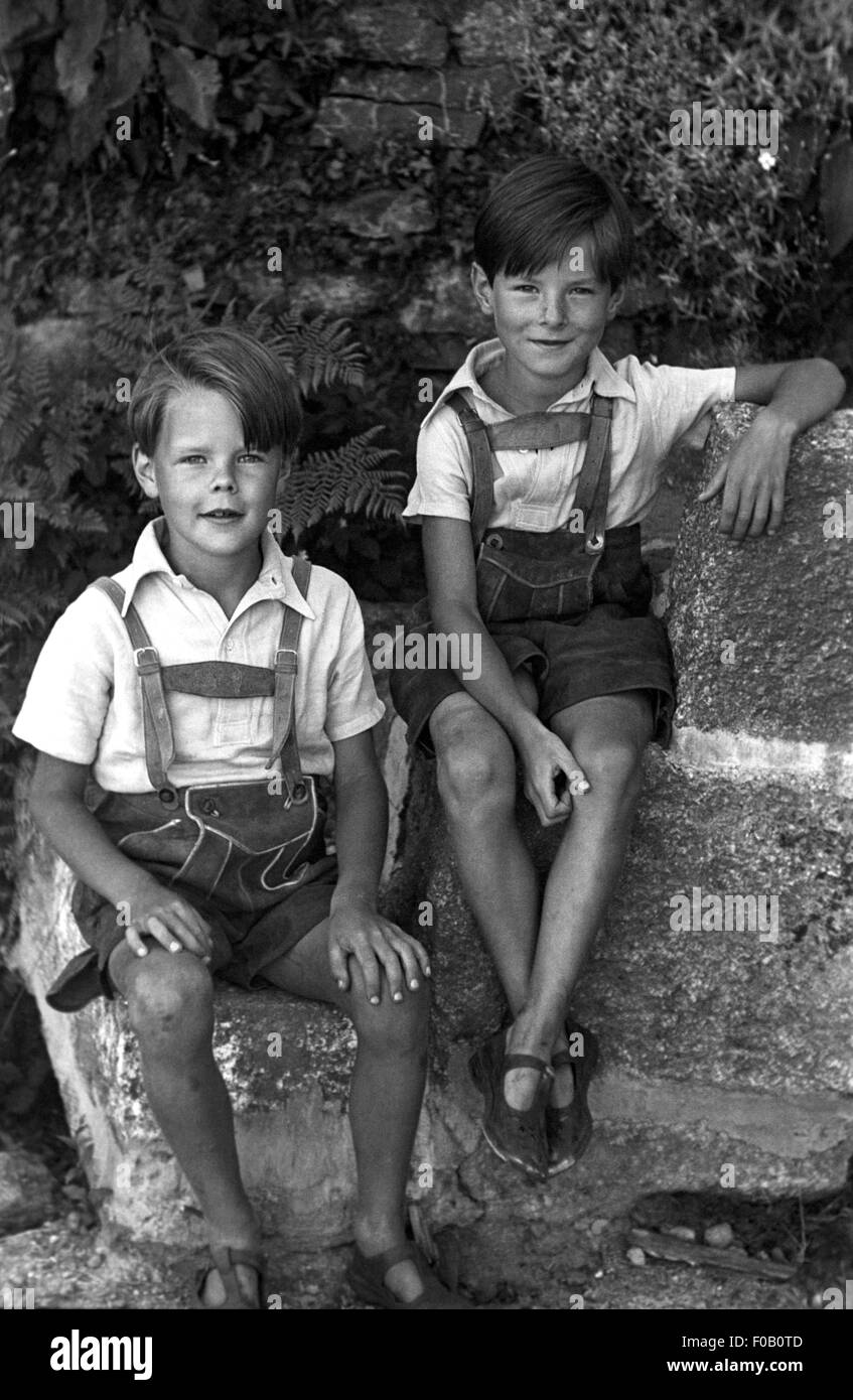 Boys wearing shorts Banque d'images noir et blanc - Alamy