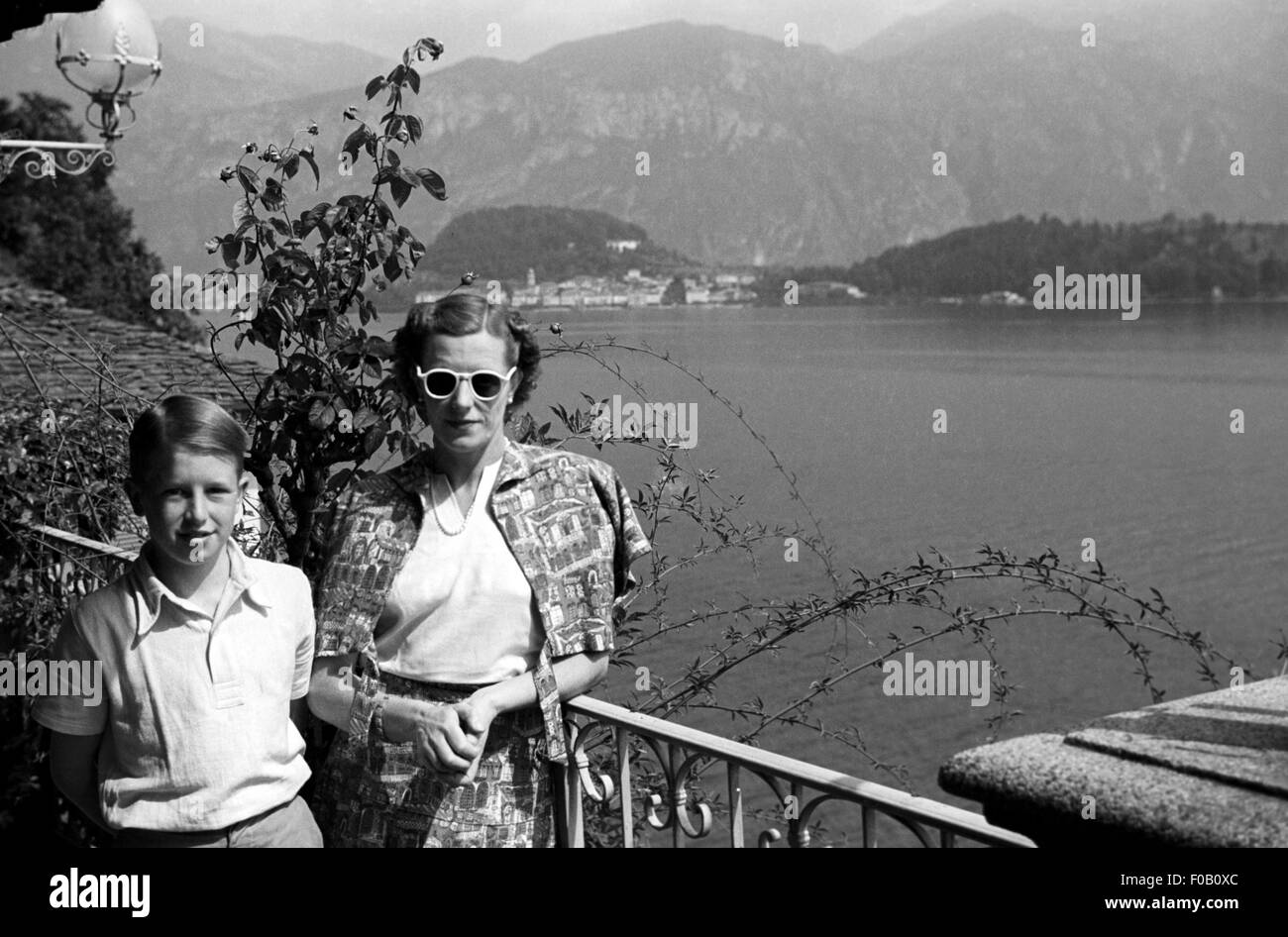 Mère et fils en vacances au bord d'un lac permanent Banque D'Images