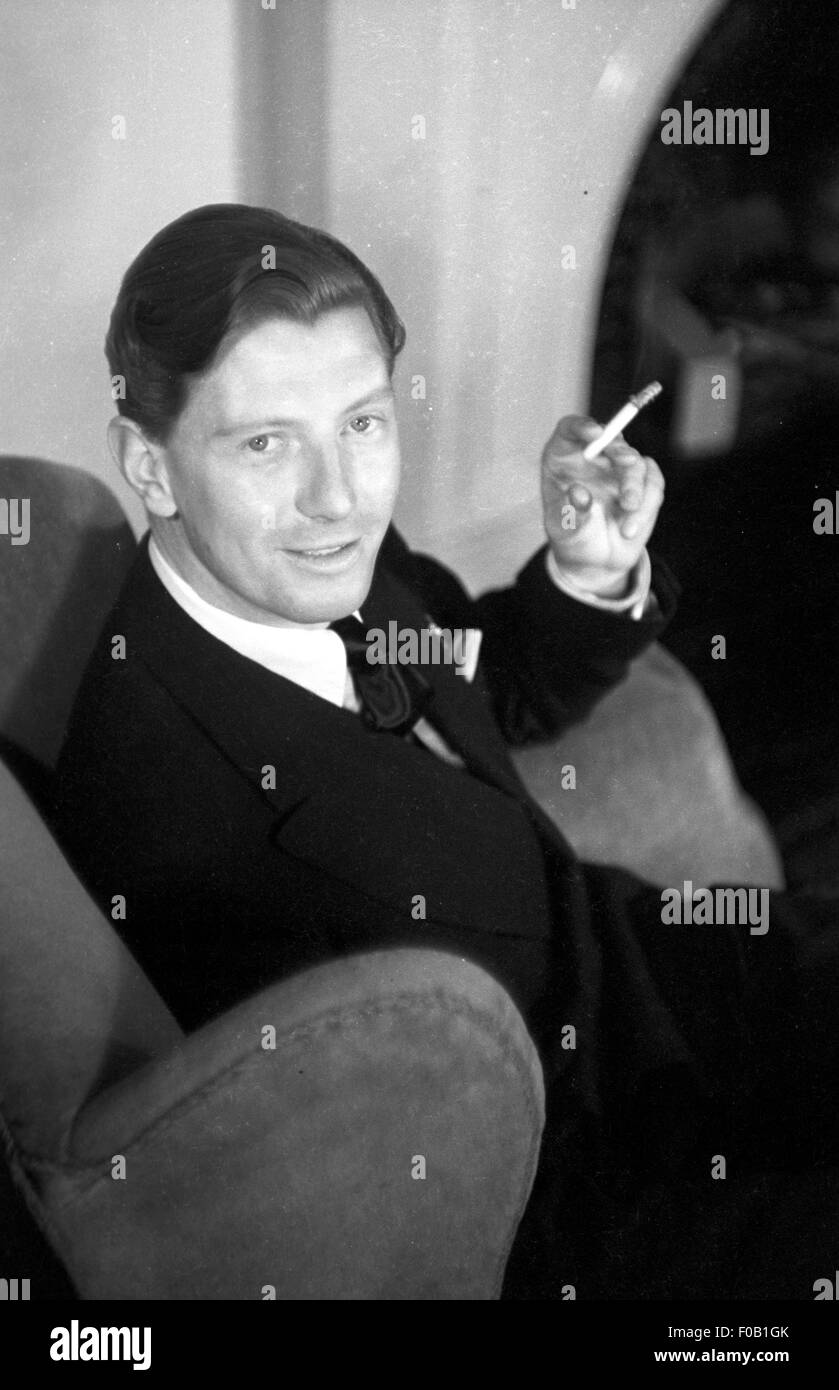 Portrait of a man smoking a cigarette Banque D'Images