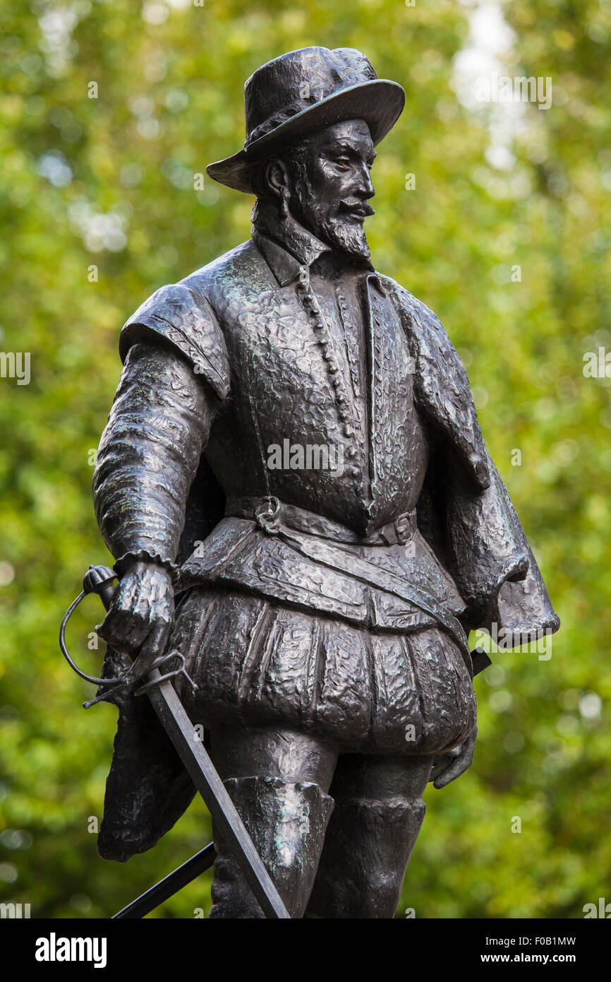 Une statue de l'explorateur anglais Sir Walter Raleigh de Greenwich, Londres. Banque D'Images