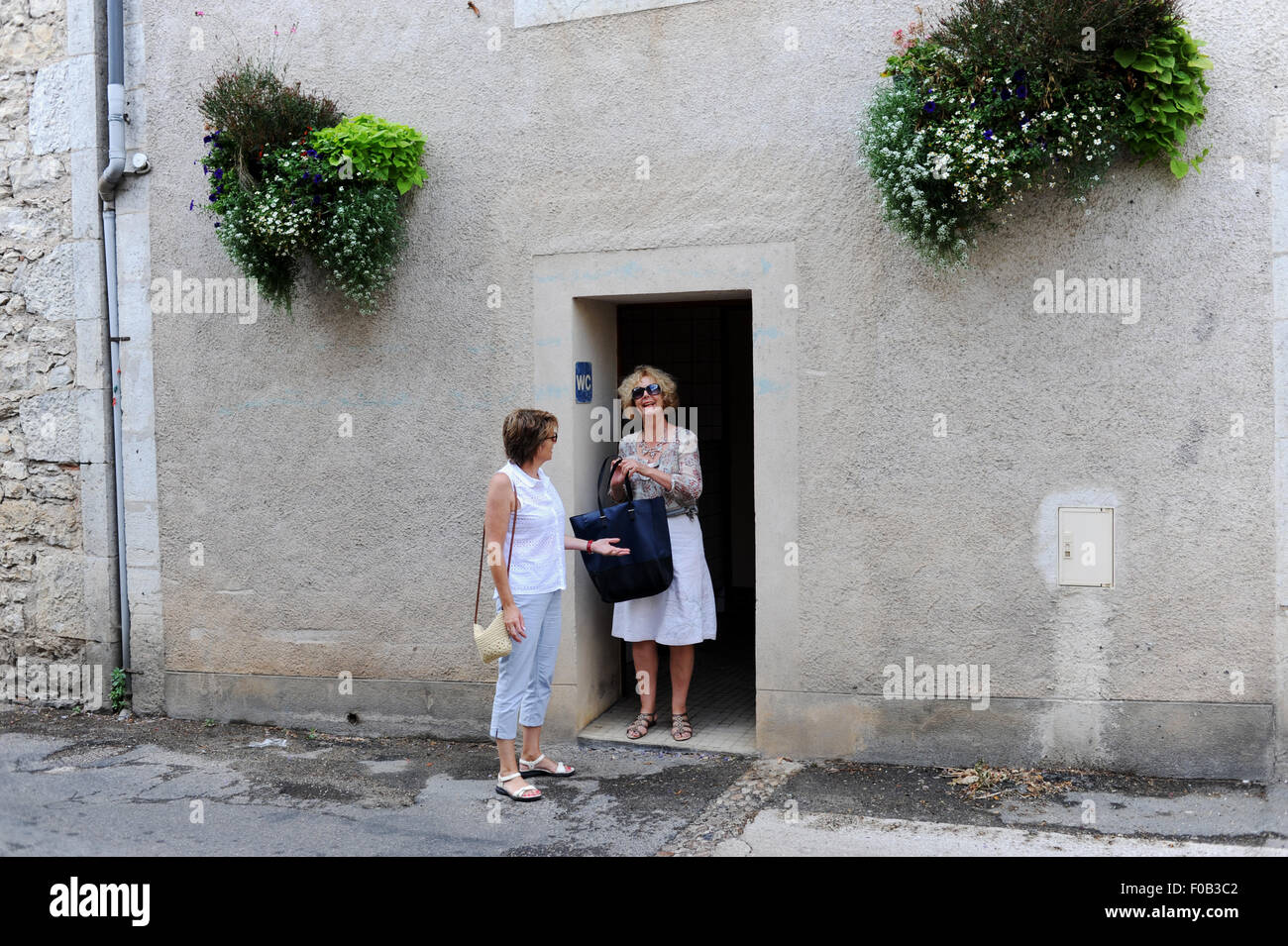 Les touristes visitant les toilettes publiques à Douelle une commune française, située dans le département du lot dans le sud-ouest France Midi Pyrénées Banque D'Images