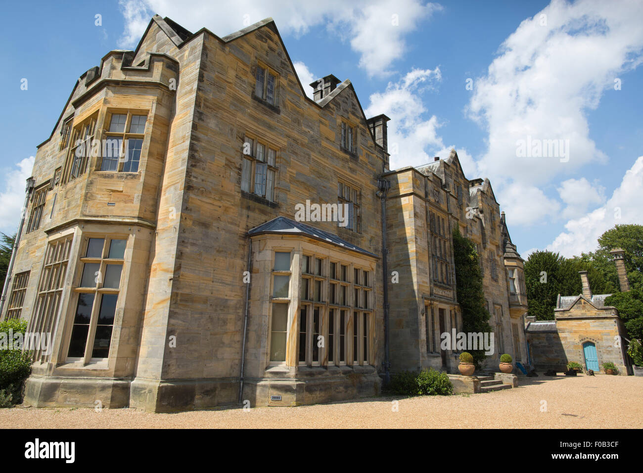 Extérieur de la nouvelle maison, construite par Edward Hussey en 1837, donnant sur le parc du château de Scotney, Lamberhurst, Kent, UK Banque D'Images