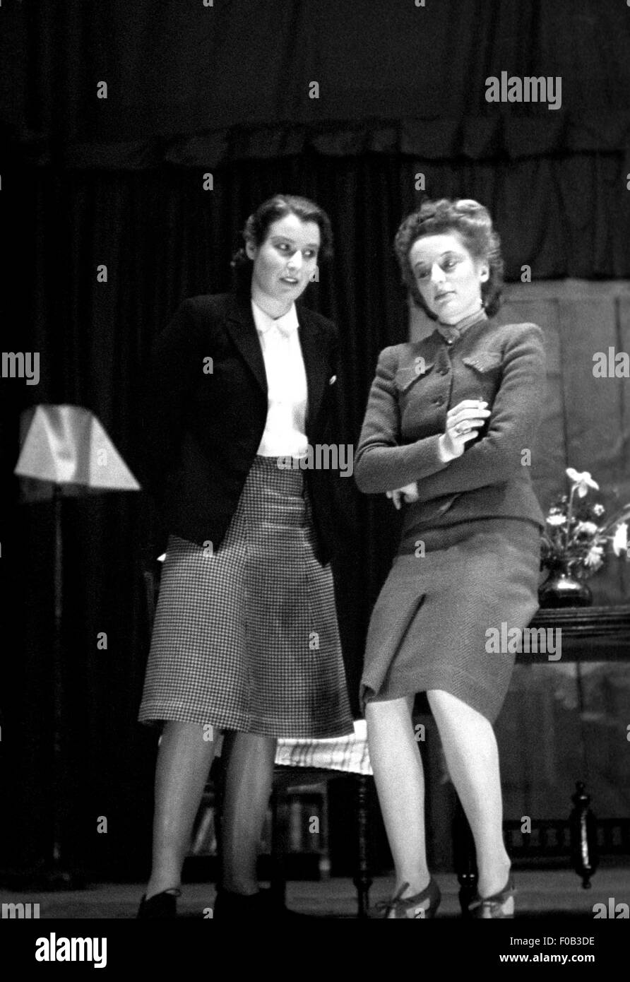 Deux femmes sur scène agissant dans une pièce Banque D'Images