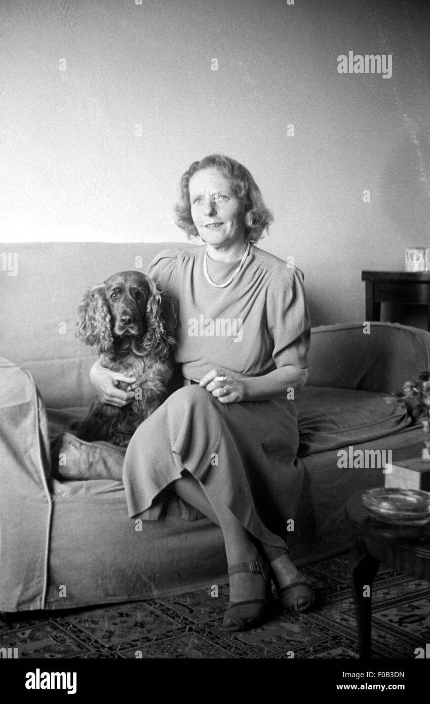 Portrait d'une femme avec son chien Banque D'Images