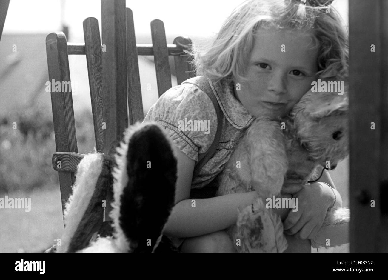 Portrait d'une jeune fille avec son ours en peluche Banque D'Images