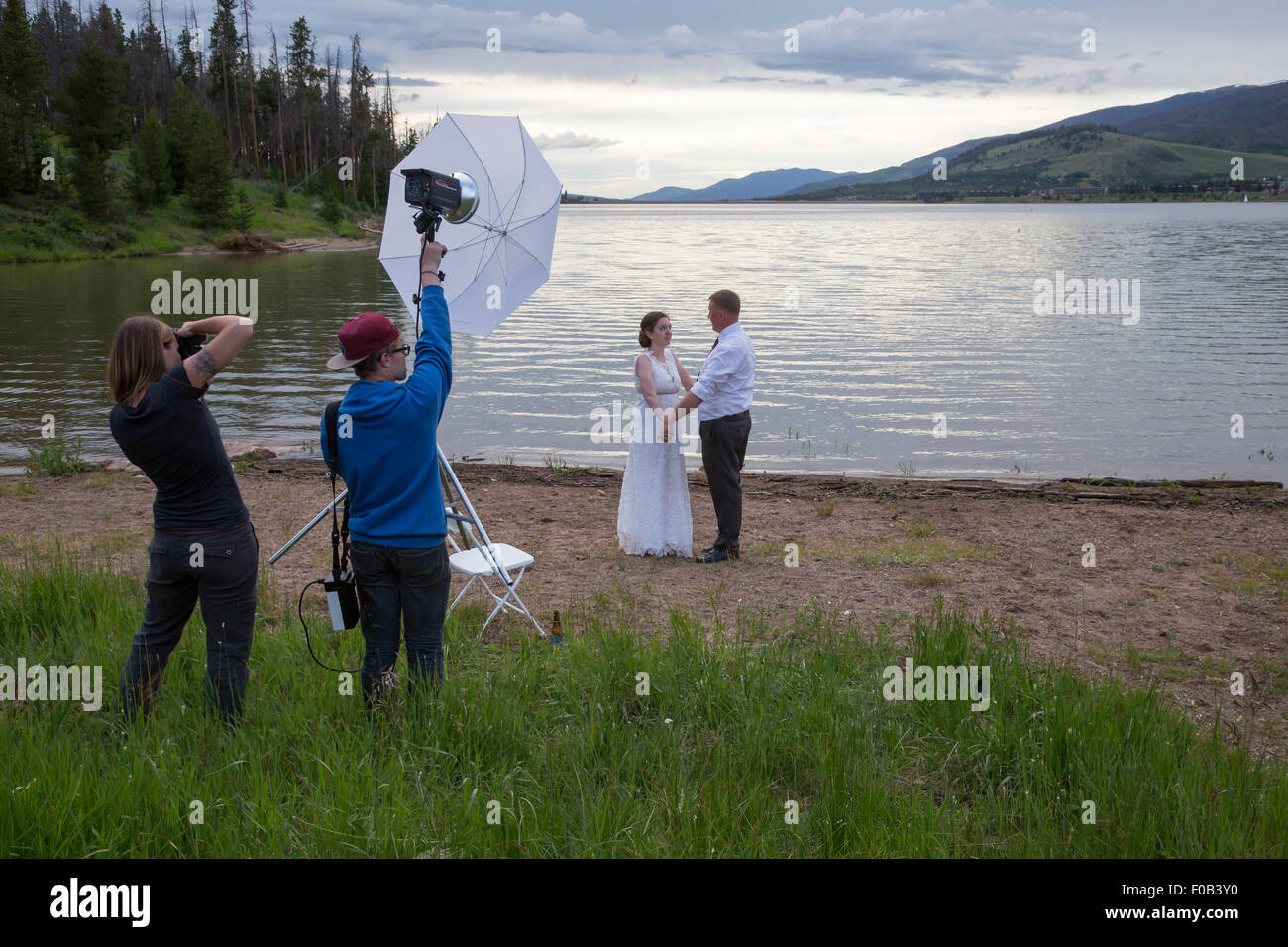 Dillon, Colorado - Un photographe prend des photos pendant le mariage d'un jeune couple. Banque D'Images
