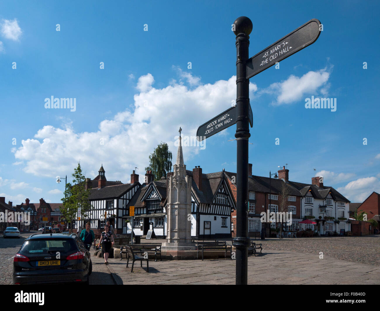 Poteau de signalisation, War Memorial et le Black Bear Inn, Place du marché, Grande Rue, Sandbach, Cheshire, England, UK Banque D'Images
