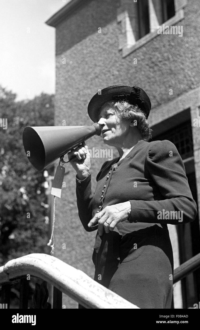 Une femme avec un mégaphone. Banque D'Images