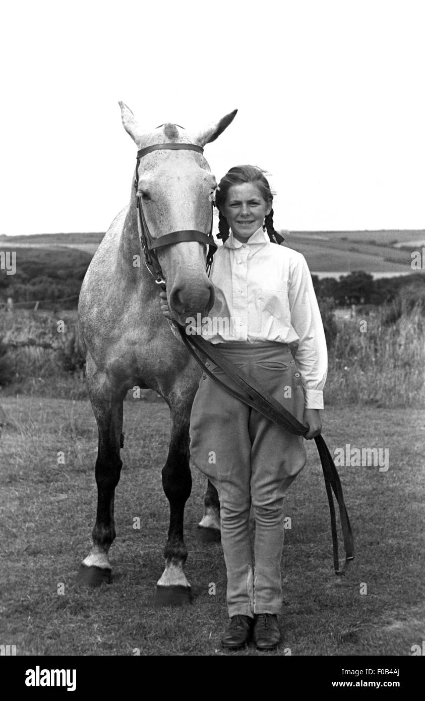 Une jeune femme et un cheval. Banque D'Images