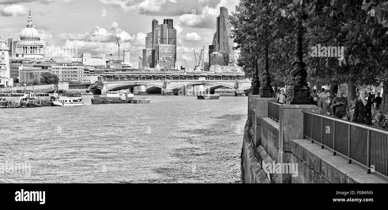 Londres, UK - Aug 22, 2014 : vue panoramique de Londres Tamise et rive sud, promenade en noir et blanc Banque D'Images