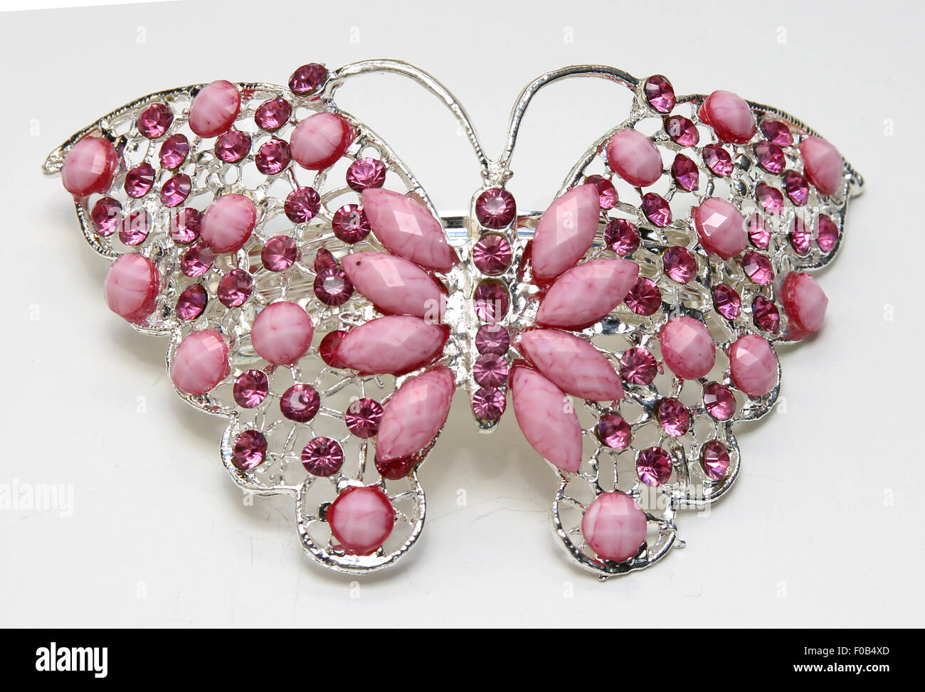 Belle pince à cheveux en métal avec pierres rose, fond blanc dans la forme  d'un papillon Photo Stock - Alamy