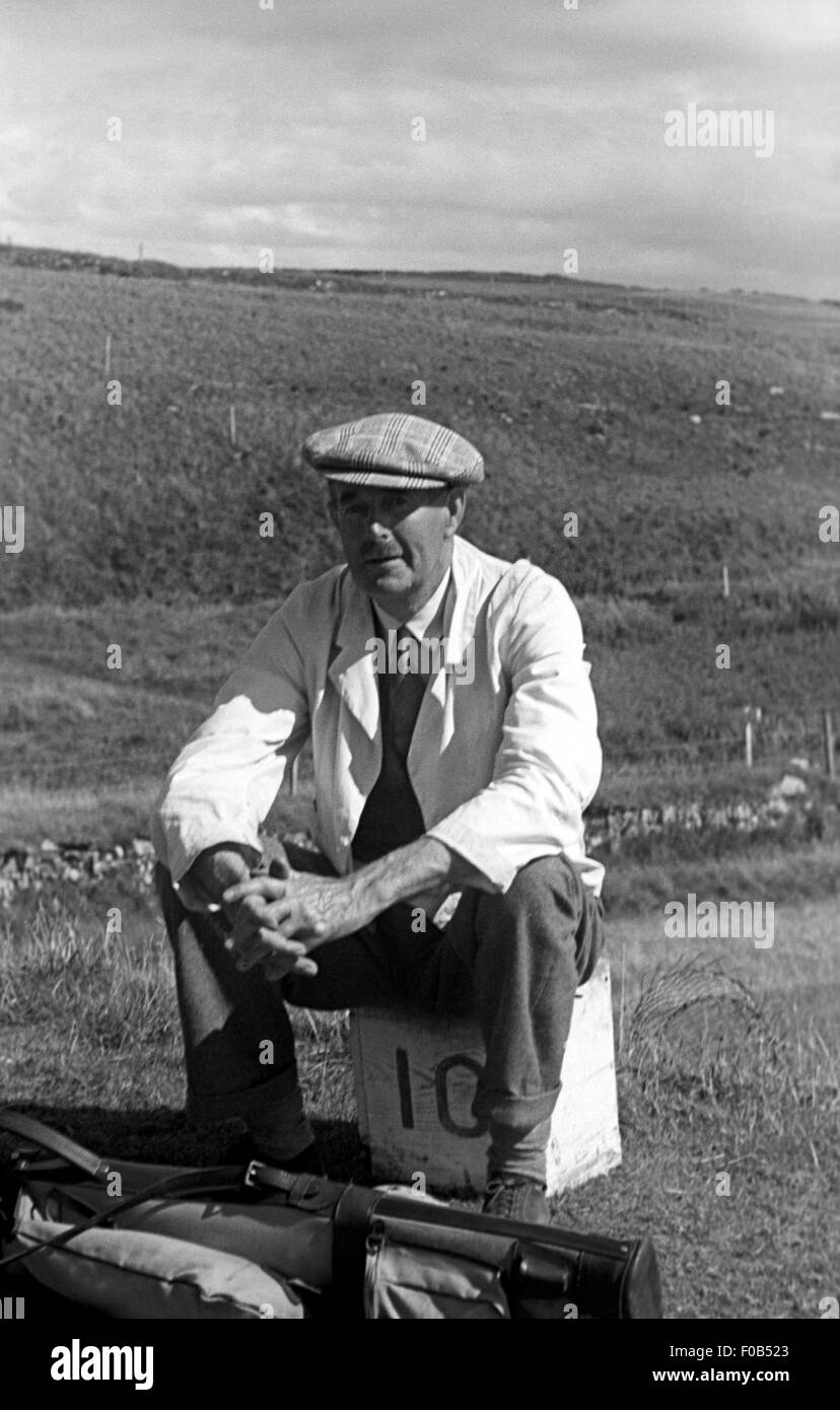 L'homme se reposant tout en jouant au golf. Banque D'Images