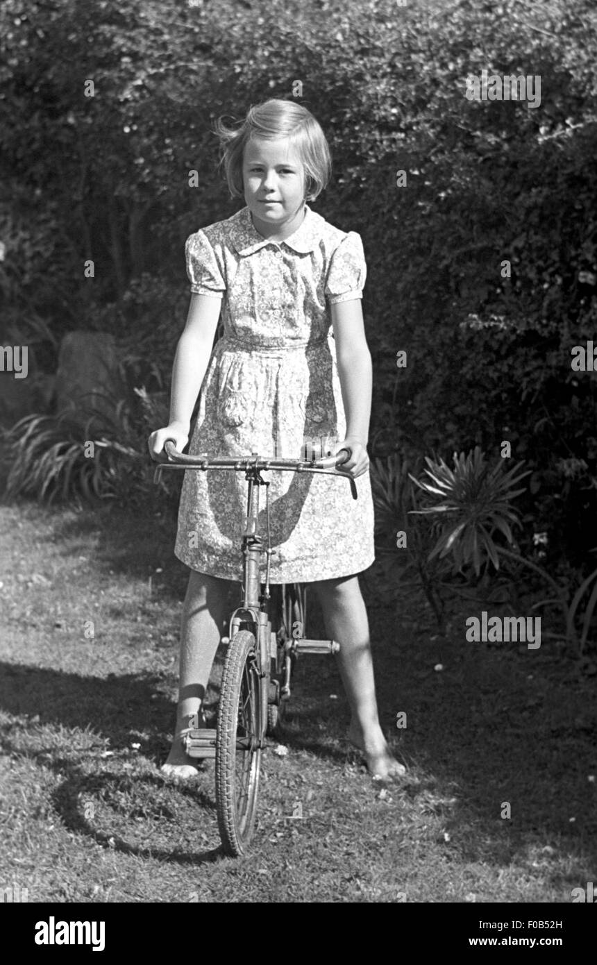 Fille sur son vélo. Banque D'Images