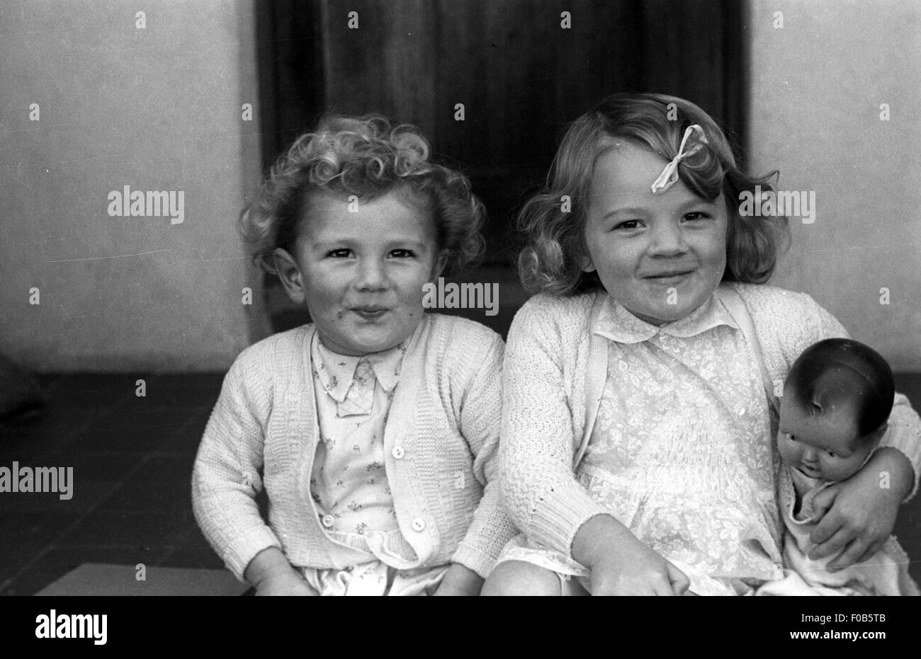 Portrait de deux jeunes filles, l'une tenant une poupée. Banque D'Images