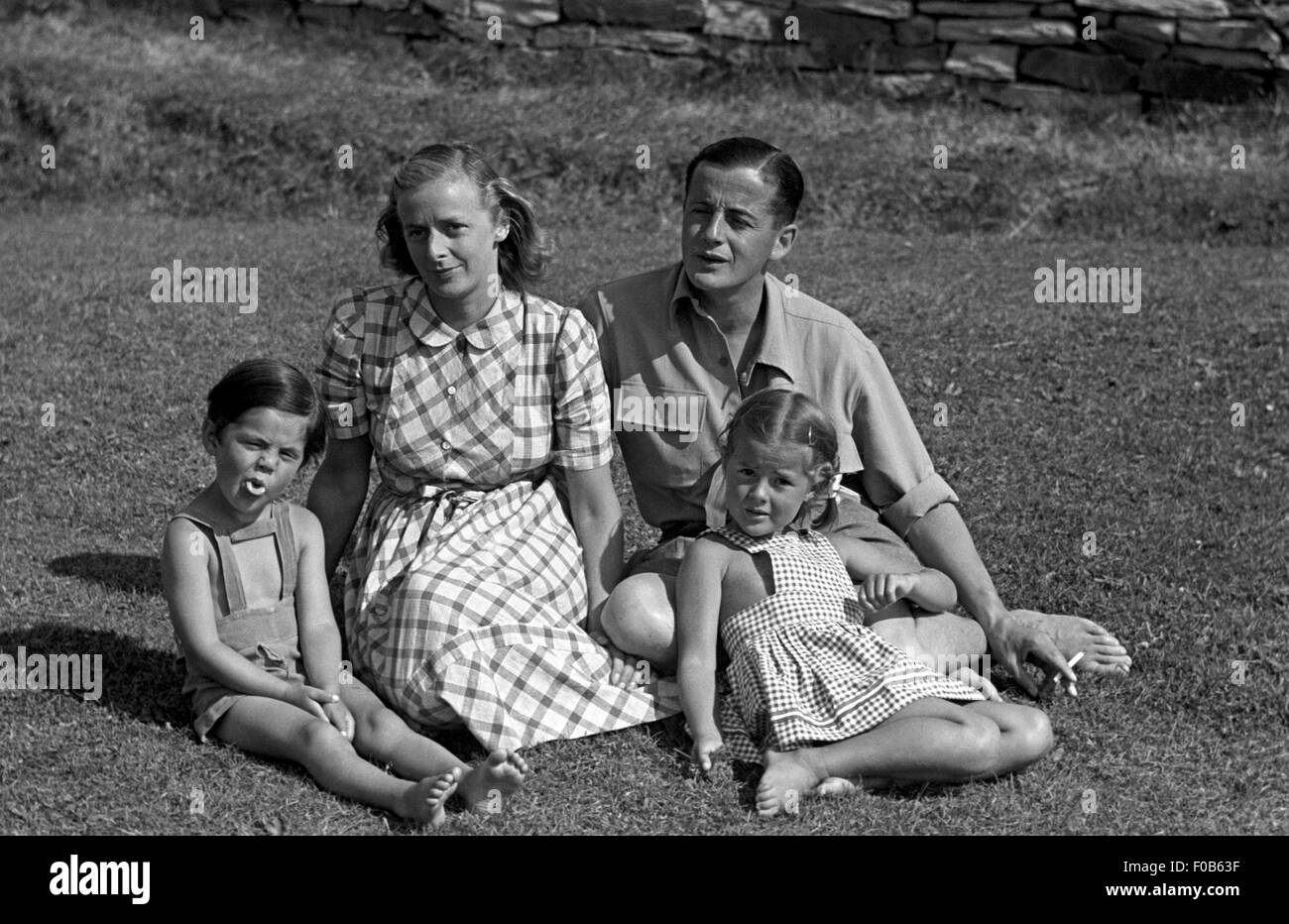 Famille de quatre personnes, une mère et un père avec son jeune fils et sa fille. Banque D'Images
