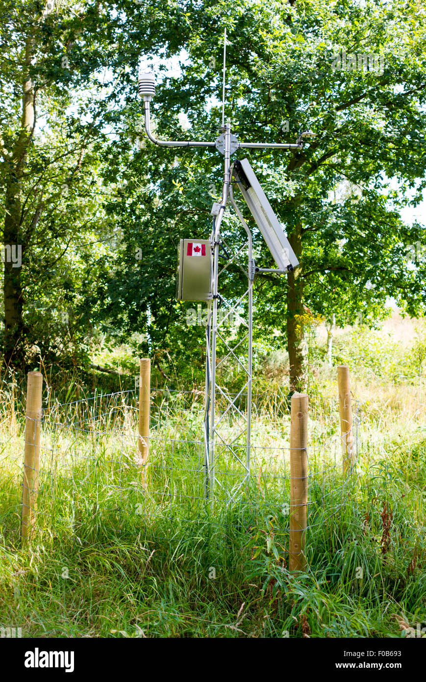 Station météo avec Météo Vaisala WXT520 transmetteur Banque D'Images