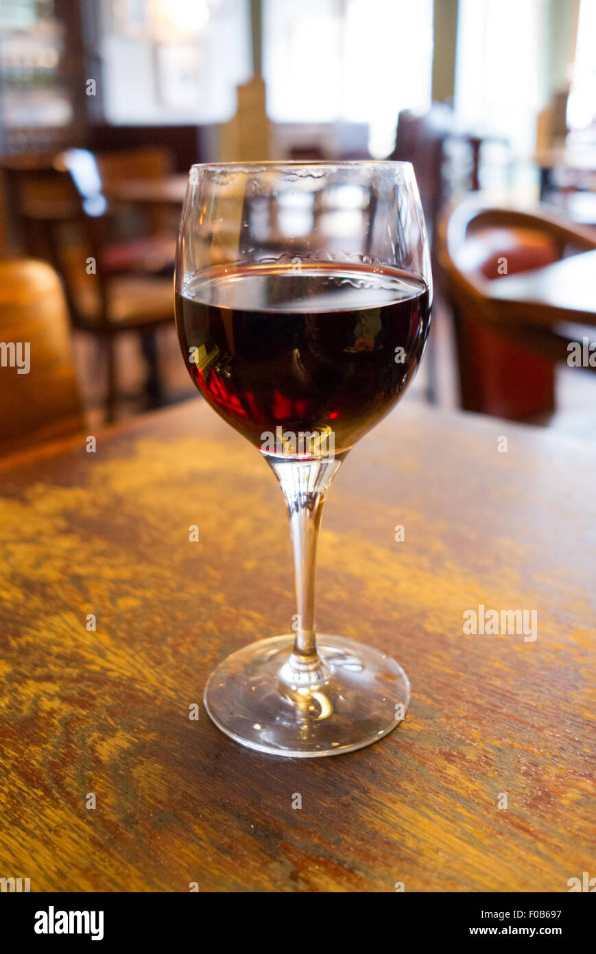 Verre de vin rouge en bar Banque D'Images