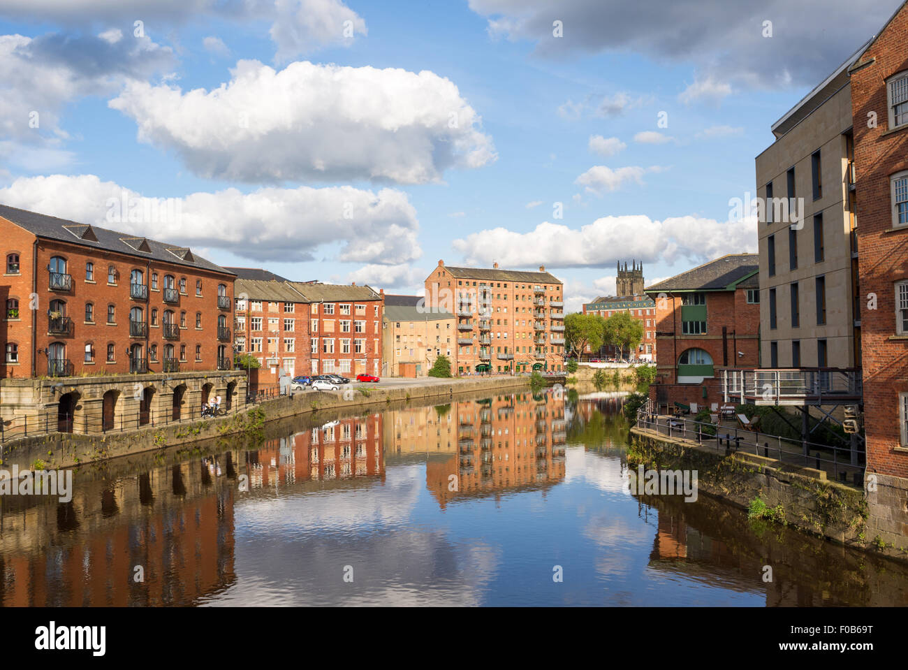 Rivière Aire waterfront à Leeds West Yorkshire Angleterre Banque D'Images