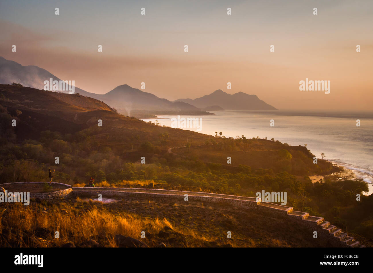 Paysage de la colline Waijarang sur l'île indonésienne de Lembata au coucher du soleil. Banque D'Images