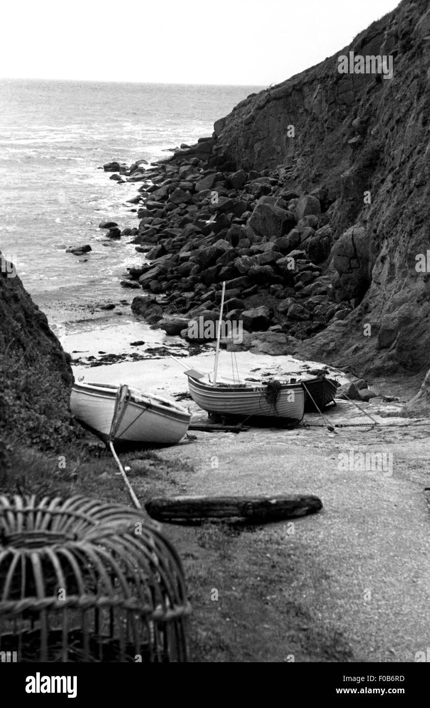 Petits bateaux de pêche amarrés sur un plan incliné dans une crique au bord de la mer Banque D'Images