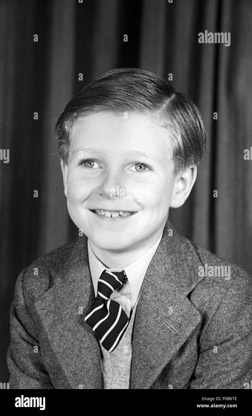Un jeune garçon en uniforme d'souriant. Banque D'Images
