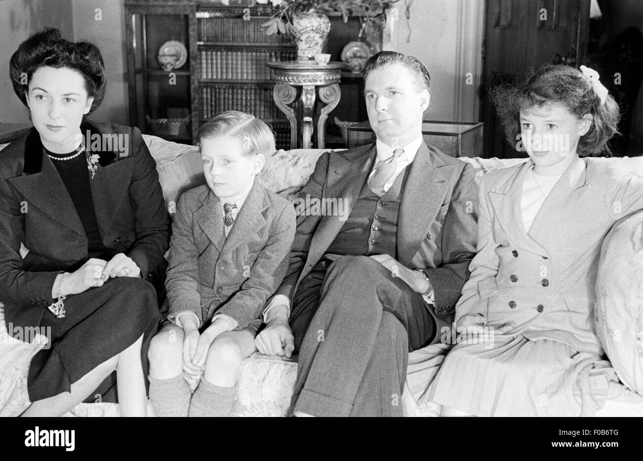 Un portrait de famille avec la mère, le père, son fils et sa fille assise sur un canapé. Banque D'Images