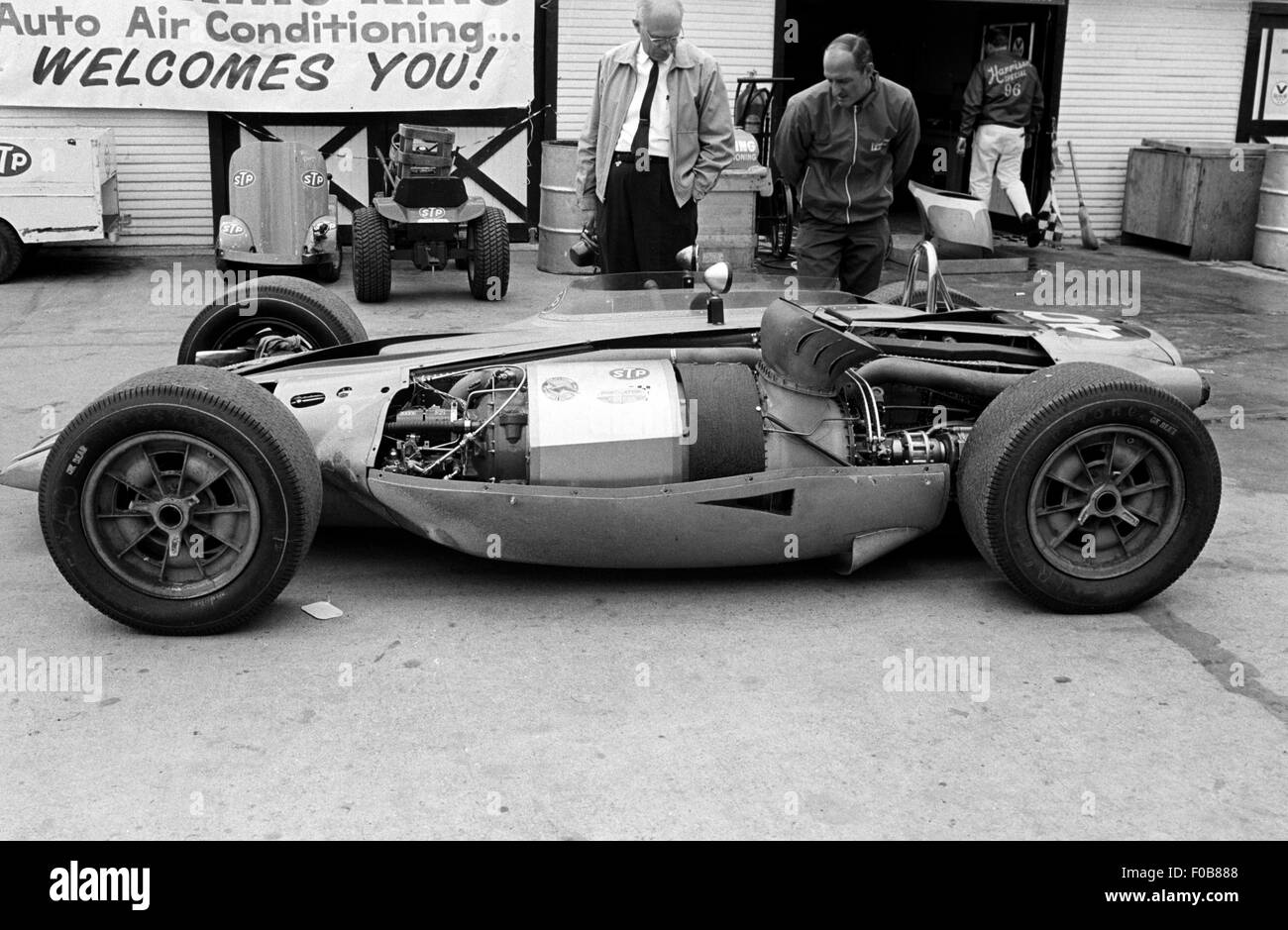 Voiture de course automobile Banque d'images noir et blanc - Alamy