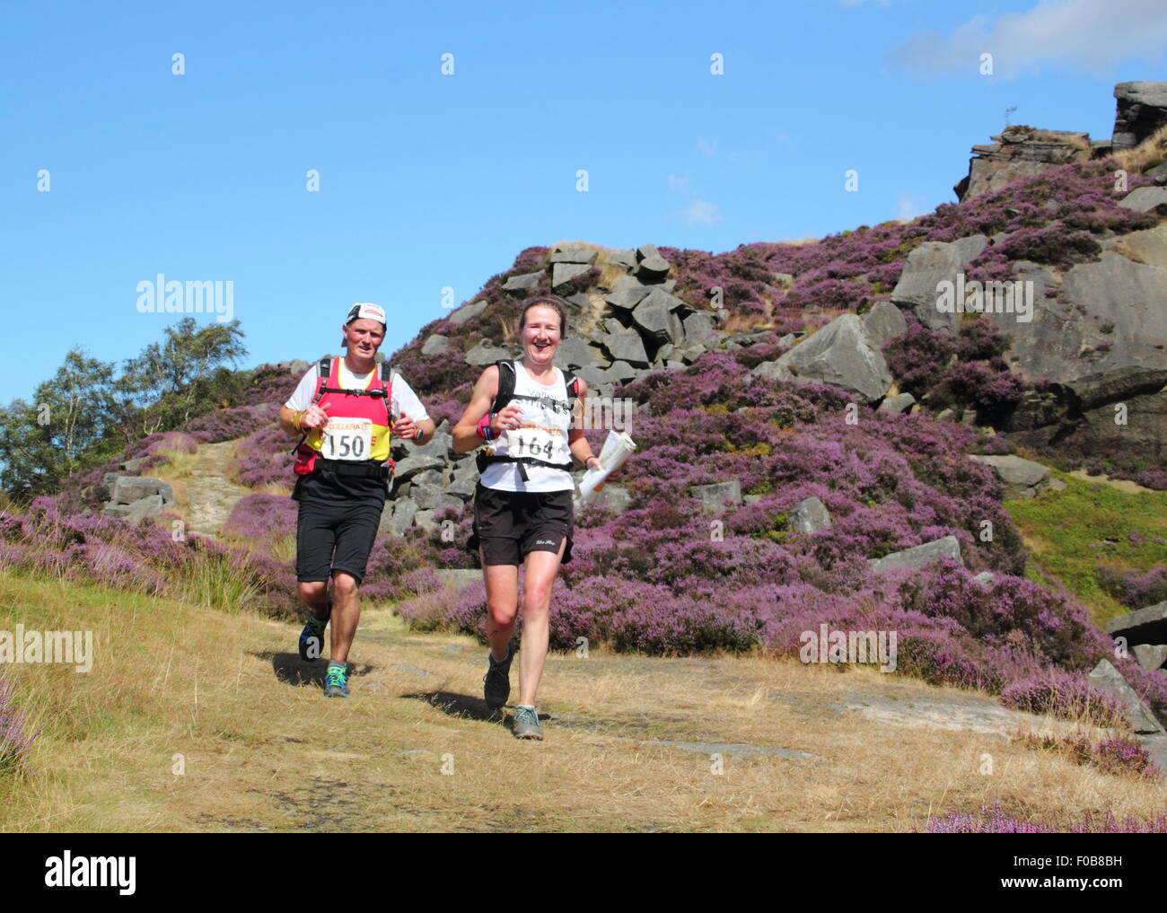 Les coureurs traversent Burbage Moor est tombé près de Sheffield dans le Peak District National Park, Angleterre Royaume-uni - été Banque D'Images