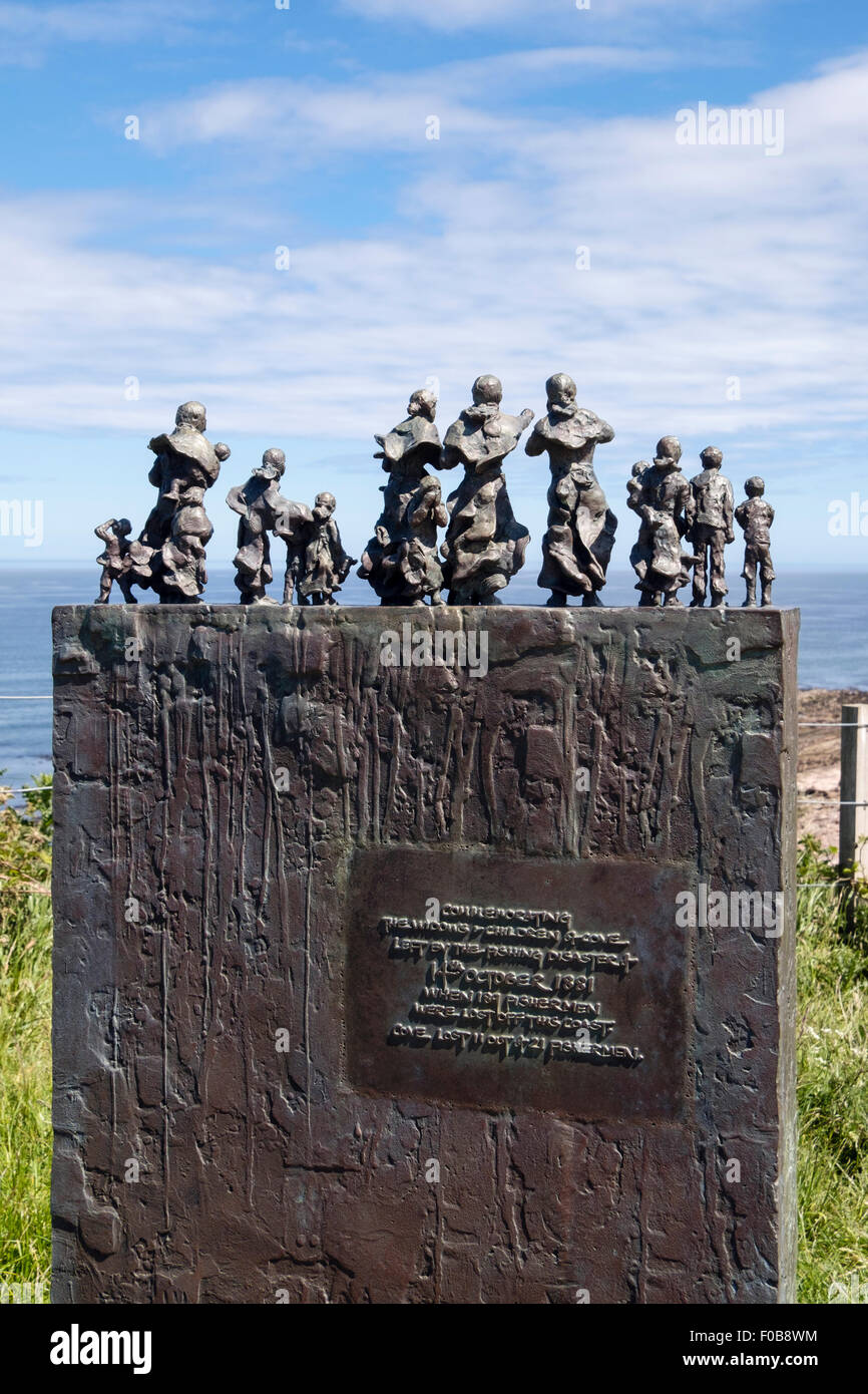 Les figures de femmes et d'enfants sur la mémoire des pêches de la côte est des catastrophes en 1881 Cove Scottish Borders Ecosse UK, Grande-Bretagne Banque D'Images