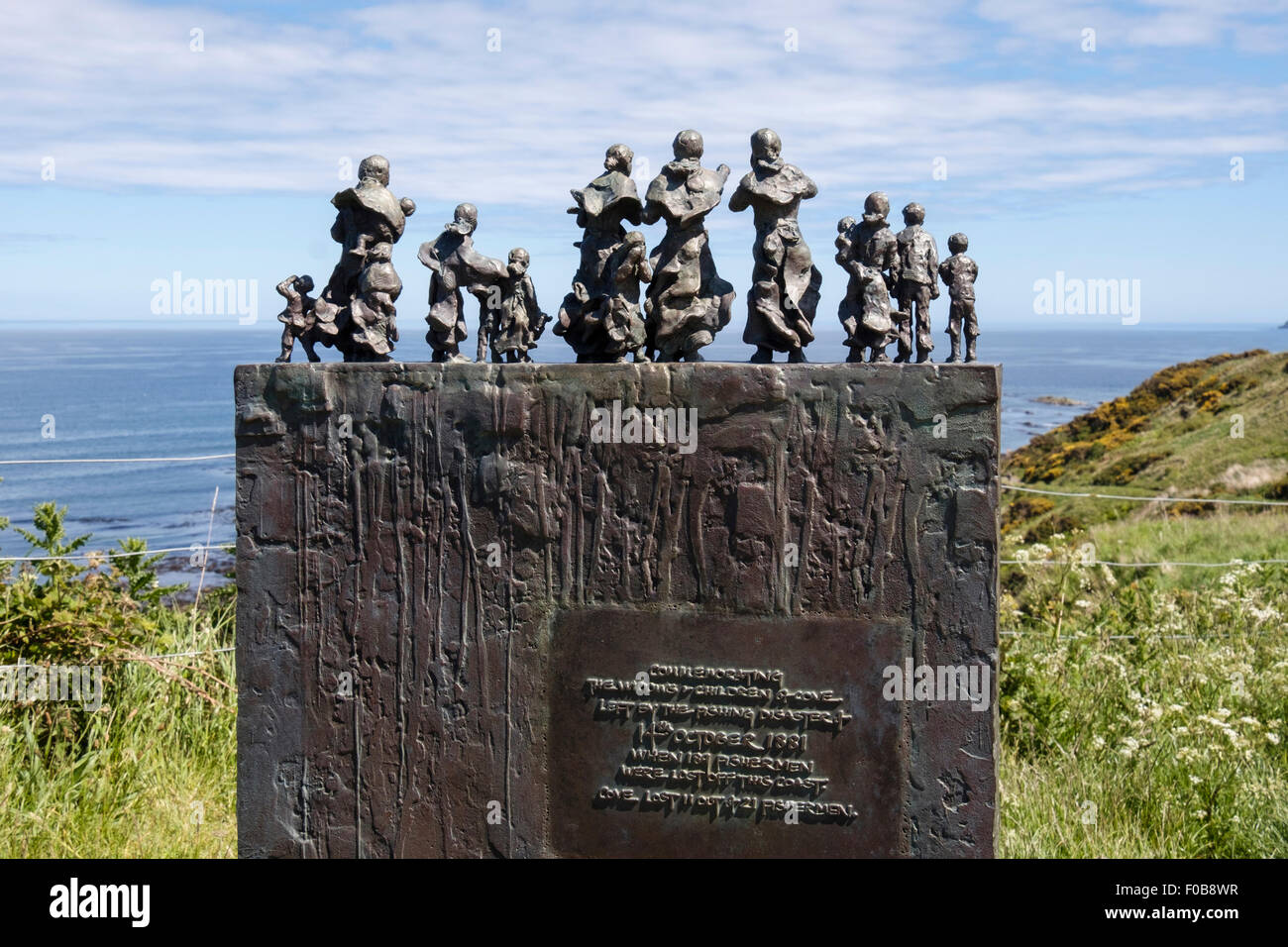 Les figures de femmes et d'enfants sur la mémoire des pêches de la côte est des catastrophes en 1881 Cove Scottish Borders Ecosse UK, Grande-Bretagne Banque D'Images