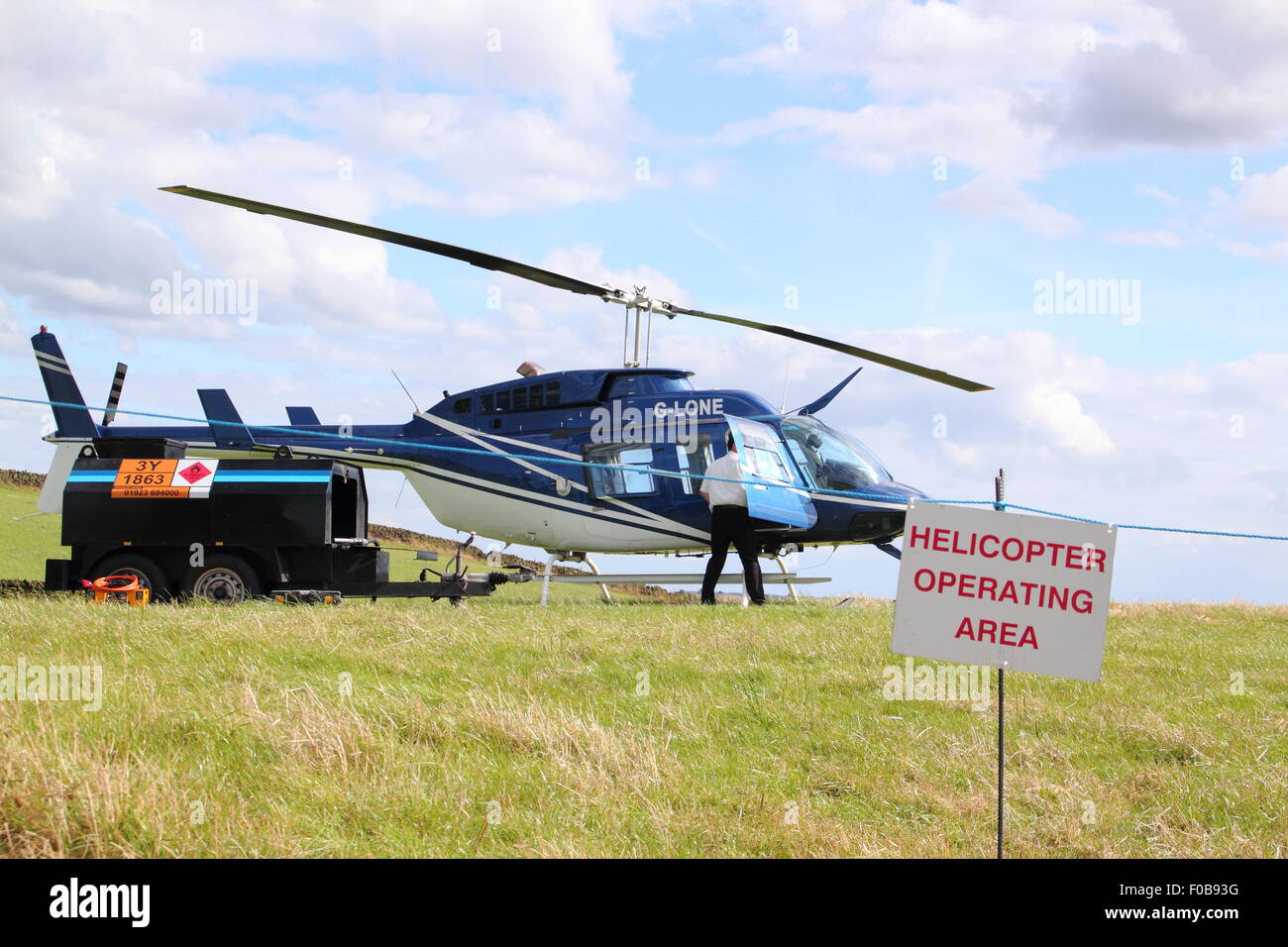 Un vol hélicoptère et pilote dans un champ à Owler Bar sur le bord du parc national de Peak District Banque D'Images