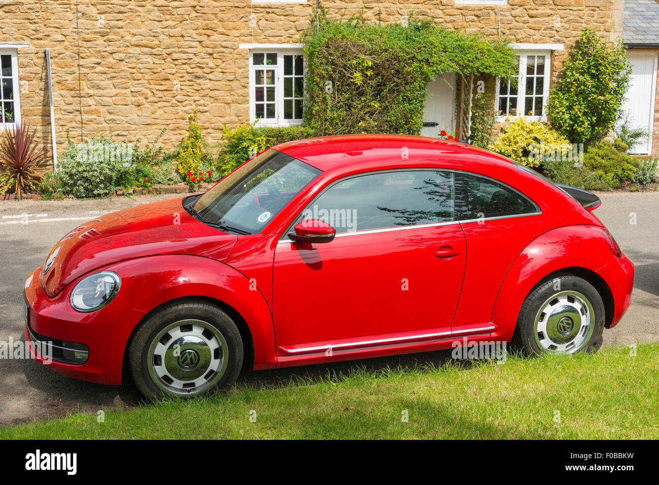 Volkswagen Coccinelle rouge, Main Street, Ashby St grands livres, Northamptonshire, Angleterre, Royaume-Uni Banque D'Images