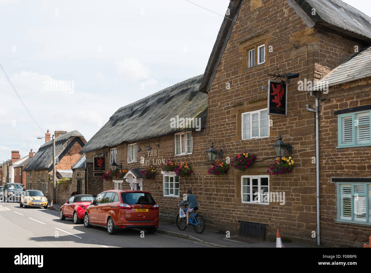 17th Century The Red Lion Inn, main Street, Crick, Northamptonshire, Angleterre, Royaume-Uni Banque D'Images