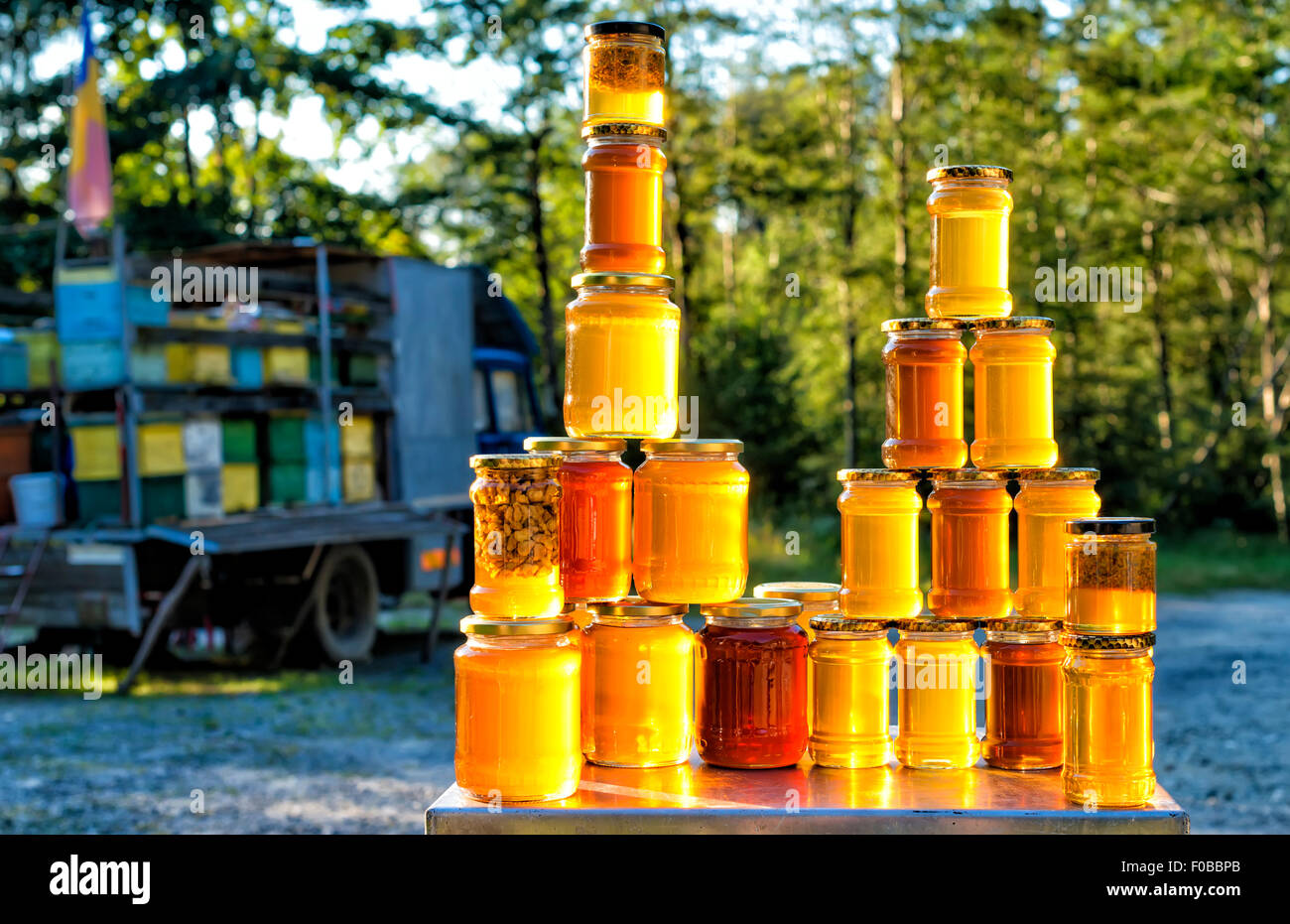 Le miel fait maison sur le marché de rue dans les montagnes de la Roumanie Banque D'Images
