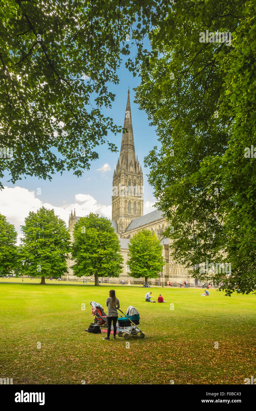 La cathédrale de Salisbury en été Banque D'Images