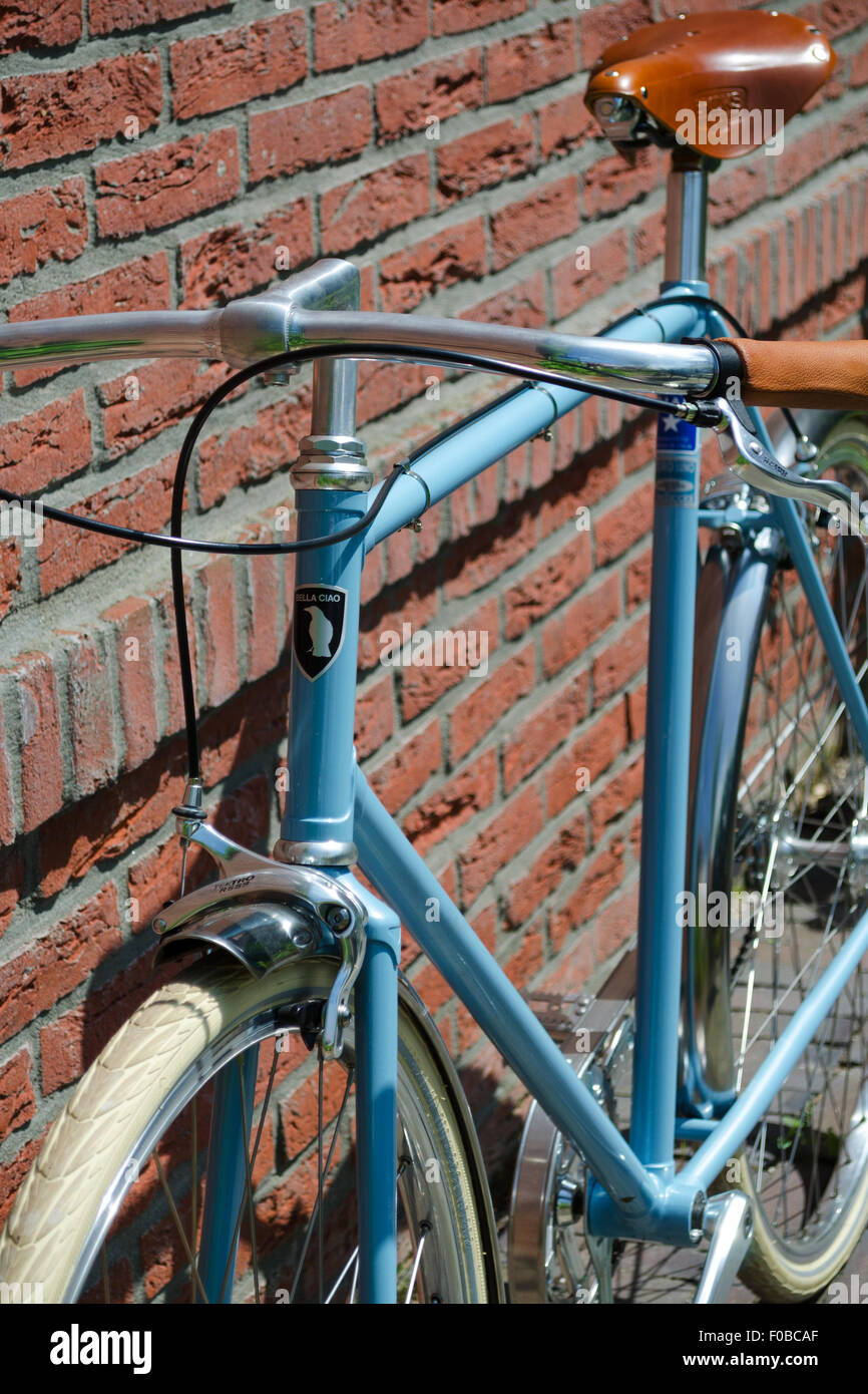 Un luxe vintage d'engins fixes (Italien) fixie bike bleu ciel avec selle et  poignées en cuir blanc et tubes Photo Stock - Alamy