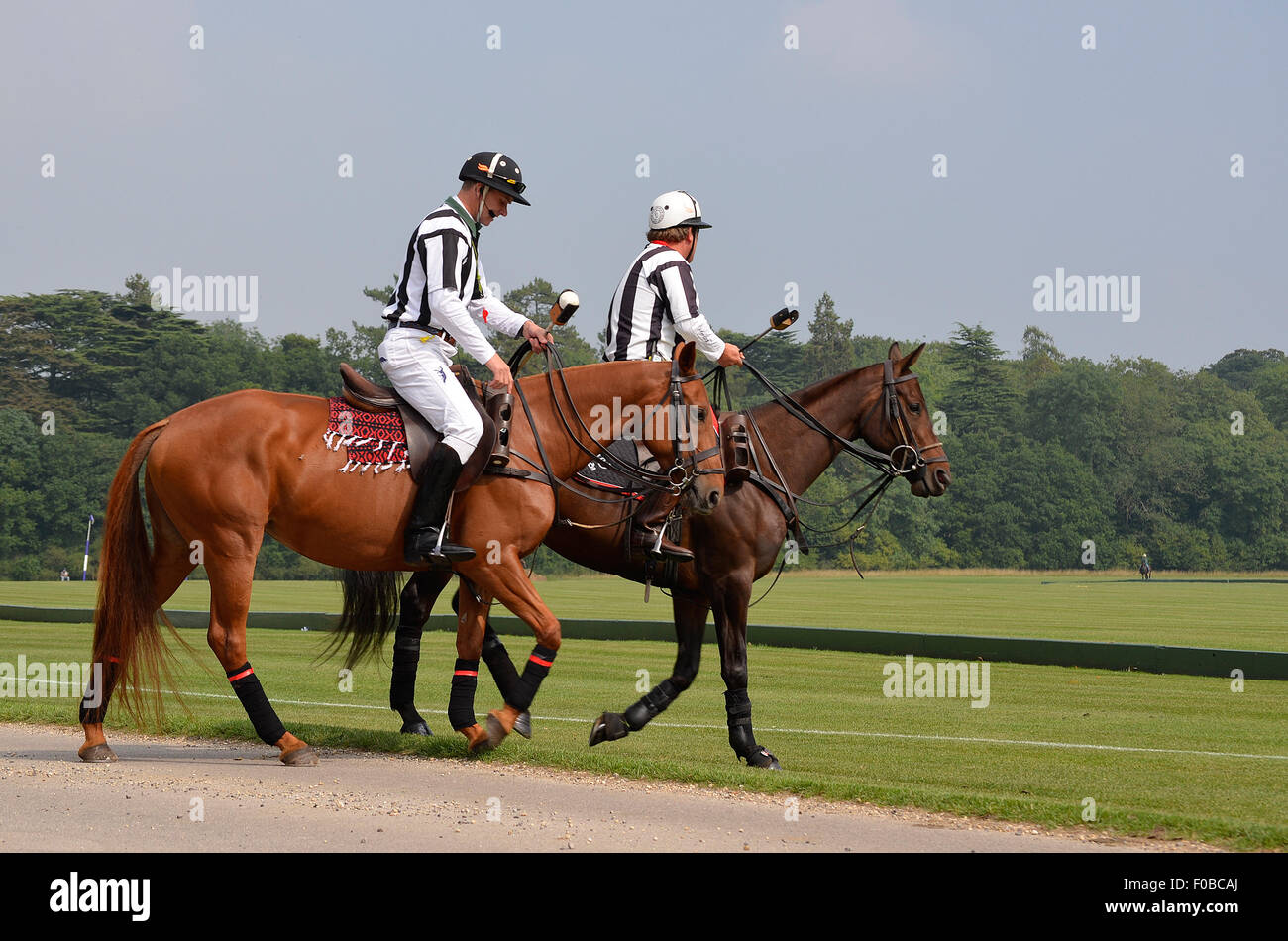 Deux arbitres polo cheval sur leurs chevaux au Cirencester park Polo Club de Cirencester, UK. Banque D'Images