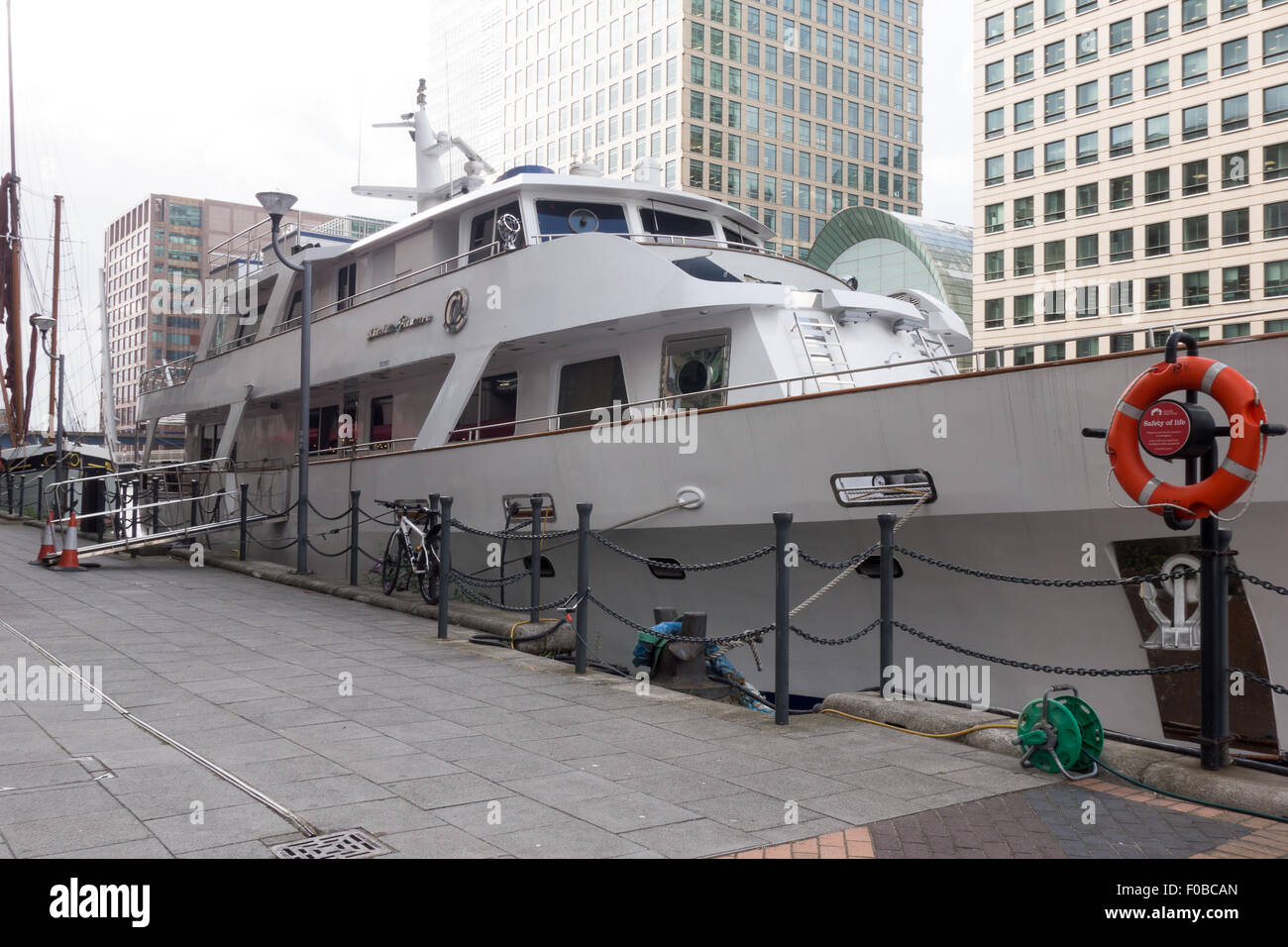 Une croisière blanche appelée "plaisir absolu" est amarré à côté d'un boya à South Quay à Londres. Banque D'Images