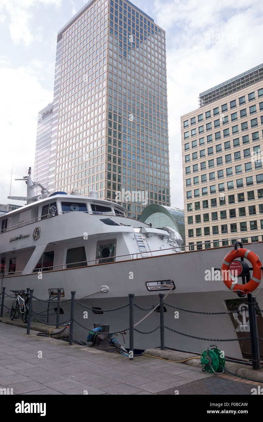 Une croisière blanche appelée "plaisir absolu" est amarré à côté d'un boya à South Quay à Londres. Banque D'Images