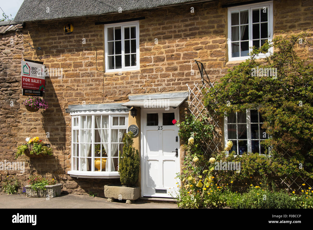 Chaumière à vendre, High Street, Crick, Northamptonshire, Angleterre, Royaume-Uni Banque D'Images