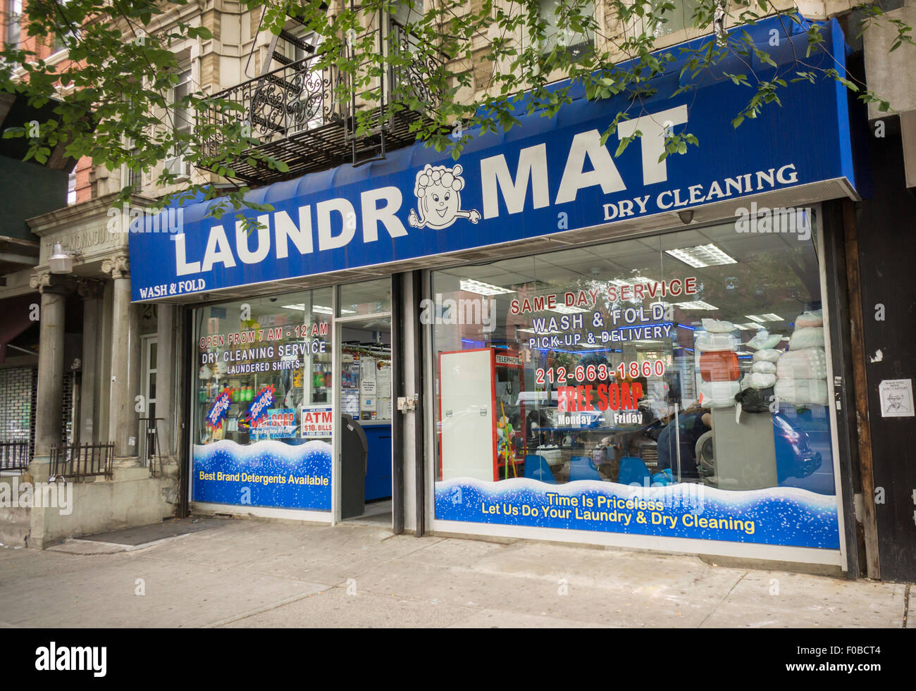 Une laverie automatique le quartier de Harlem à New York le dimanche, Août 9, 2015. (© Richard B. Levine) Banque D'Images