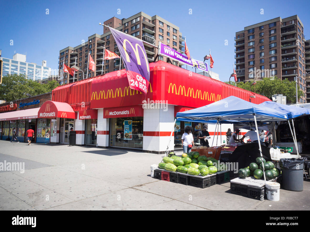 Un McDonald's restaurant fast food à Harlem à New York le dimanche, Août 9, 2015. (© Richard B. Levine) Banque D'Images