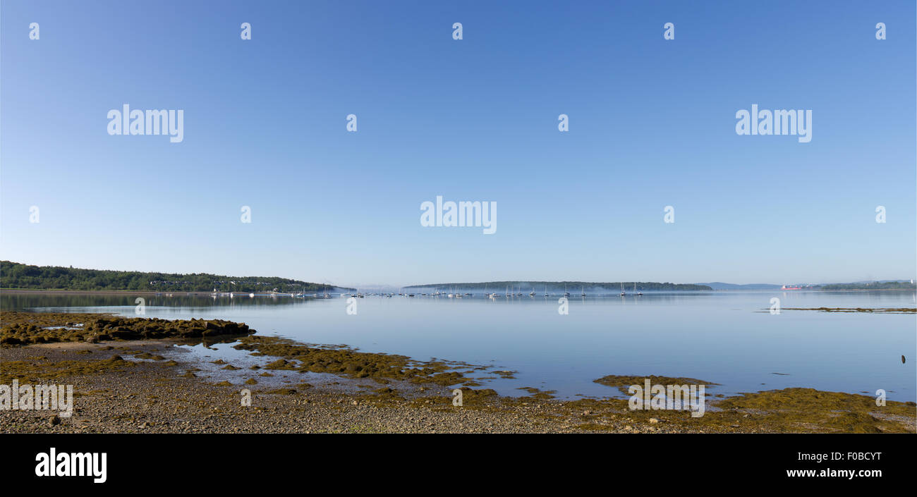 Large vue sur le port à Stockton Springs Maine dans l'été avec côtes, bateaux amarrés et ciel bleu. Banque D'Images