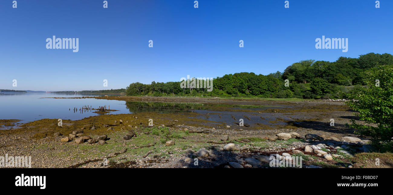 Vue d'ensemble sur une partie du littoral à Stockton Springs, Maine, à l'été. Banque D'Images